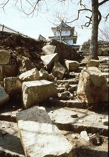 石垣が崩れ大きな被害がでた明石公園