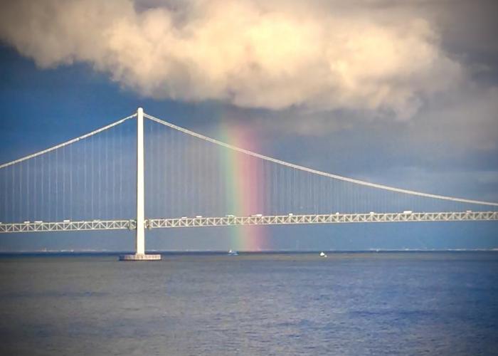３明石海峡大橋と虹
