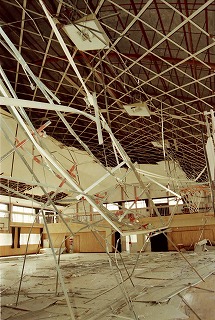 天井が崩れた藤江小学校体育館