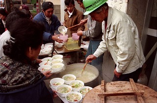 市内各所でボランティアによる炊き出しが行われた