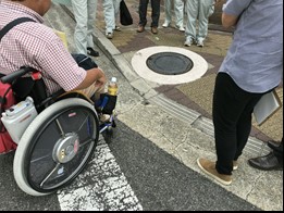 まちあるき車いす写真