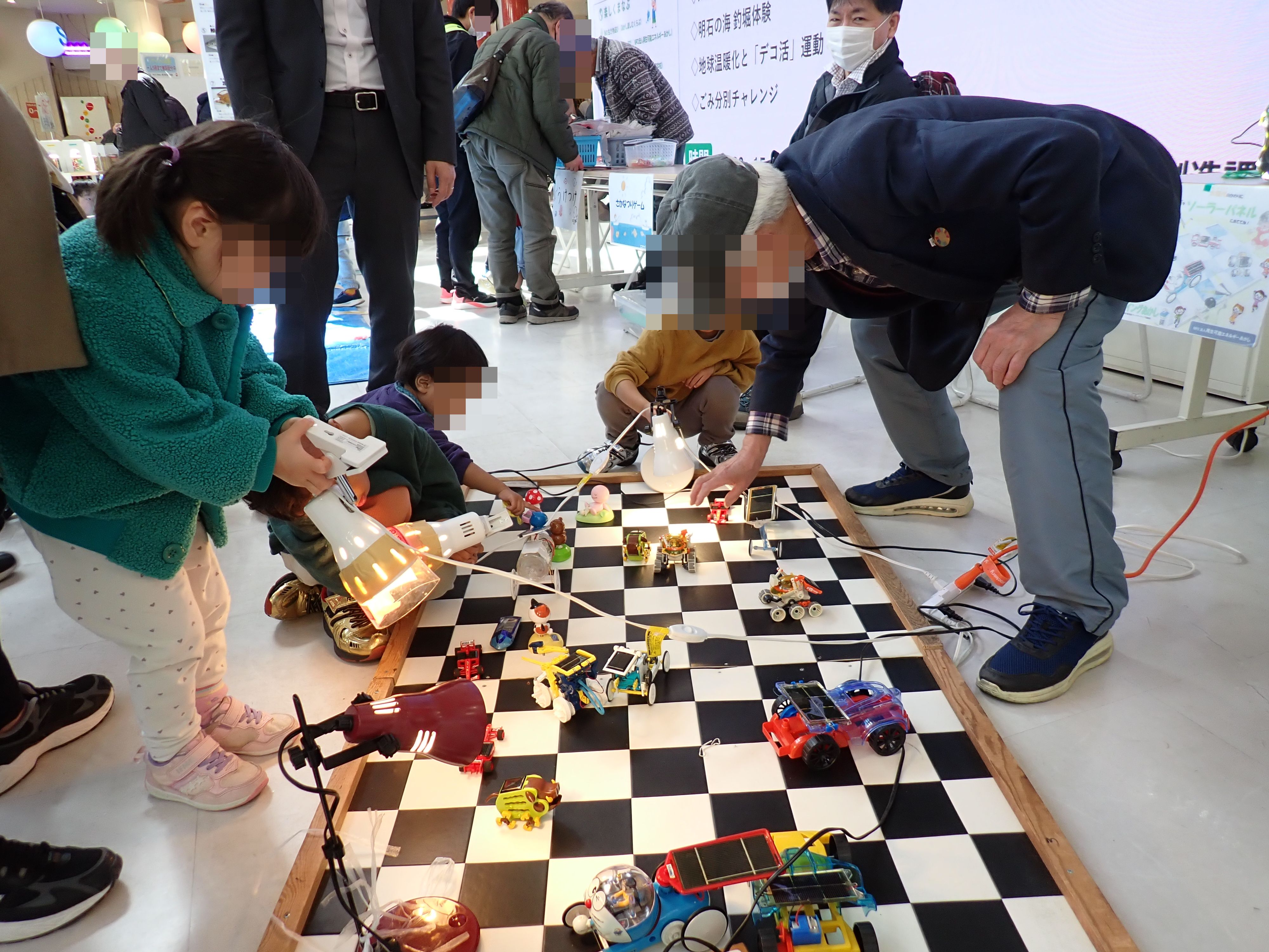 太陽光発電で動くおもちゃ遊び