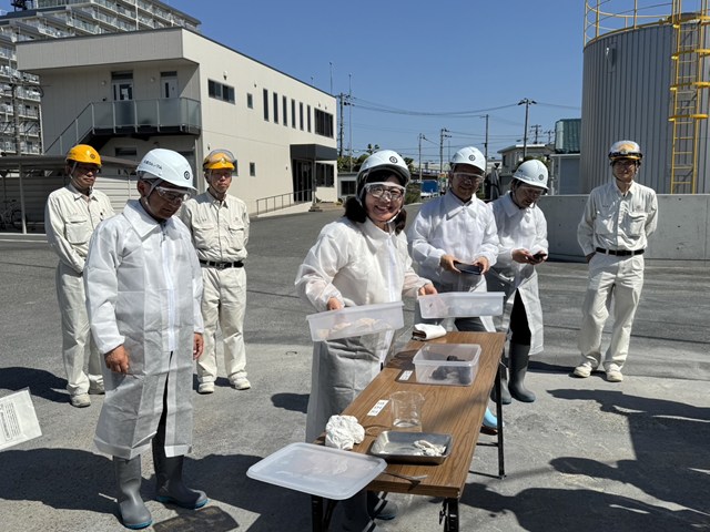 写真:工場見学の様子_2