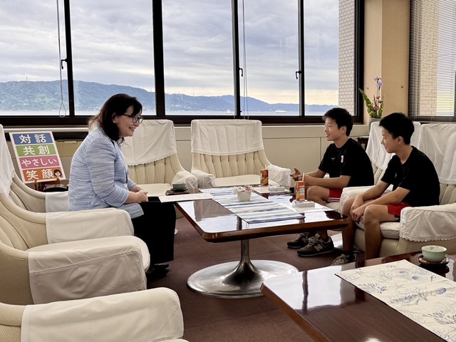 写真:表敬訪問の様子_1