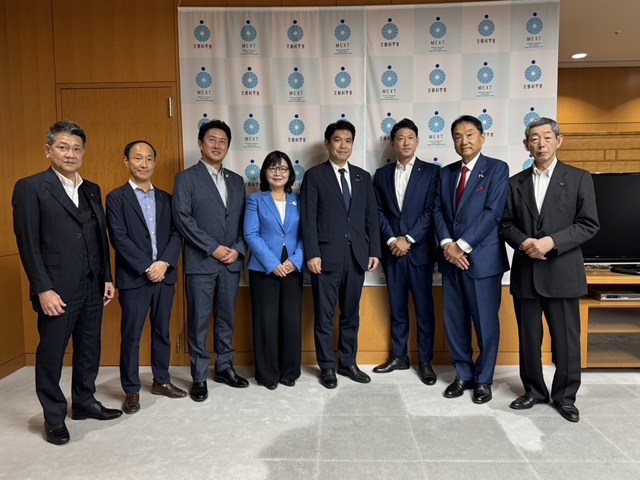写真:文部科学省訪問の様子_1