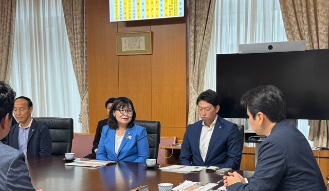 写真:文部科学省訪問の様子_2