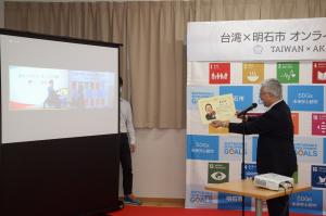 パラリンピックで活躍した台湾選手をスクリーン越しに表彰する泉市長
